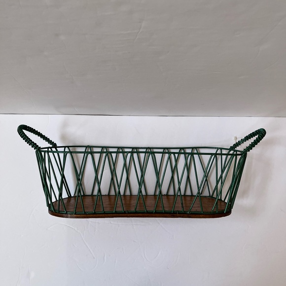 Green metal wire basket with wood base. - Picture 3 of 8